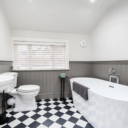 5-star - House With Secure Parking York