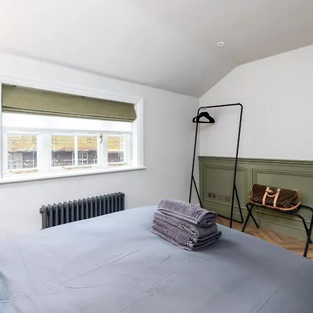 5-star - House With Secure Parking York